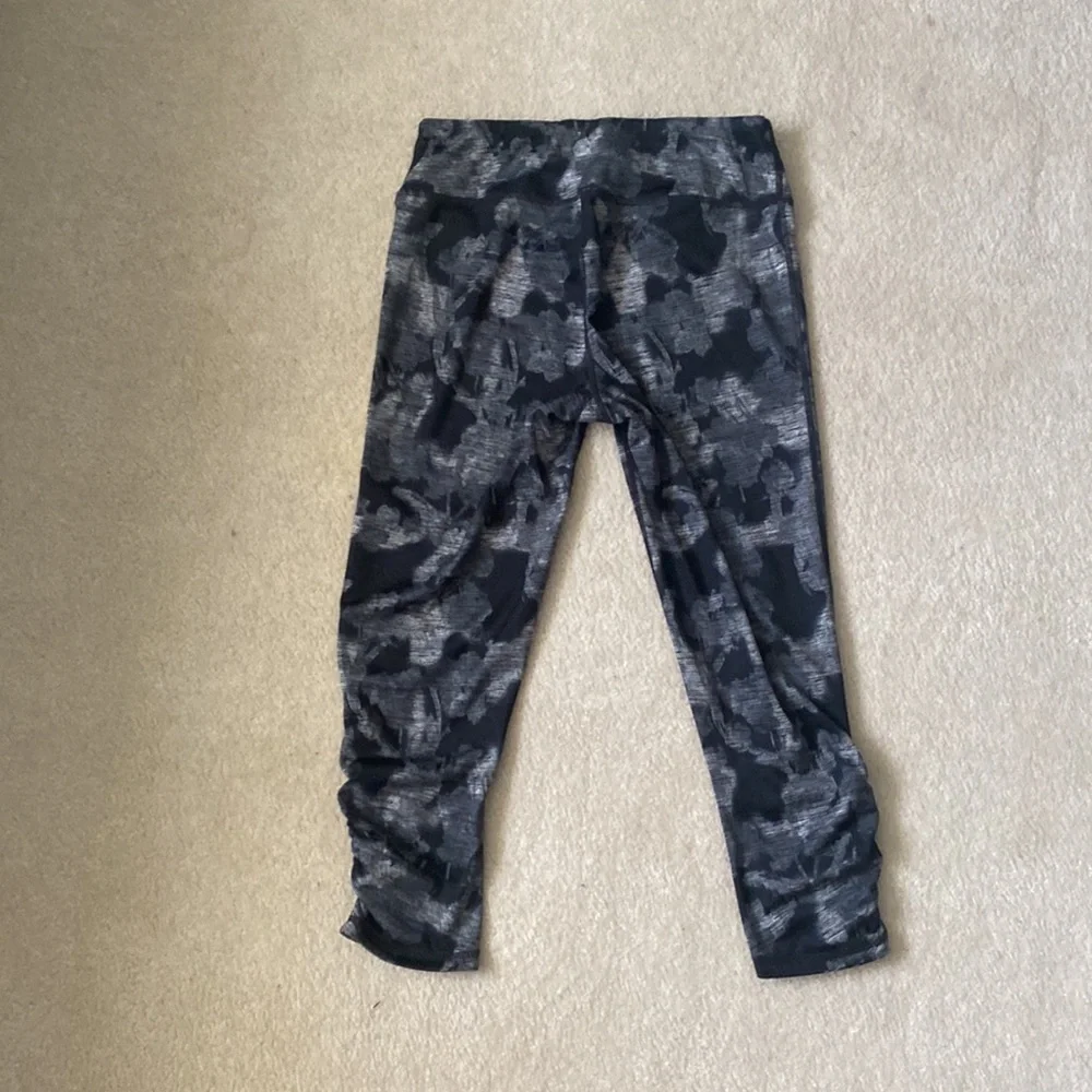 GAIAM Reversible Capris - Picture 2 of 8